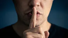 När tystnaden säger mer än ord: psykologer avslöjar kännetecknen hos dem som pratar lite