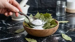 Att blanda lagerblad och bikarbonat: varför det är nyttigt och vad det används till