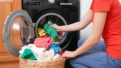 Varför tillsätta vinäger i tvättmaskinen: oväntade fördelar för din tvätt