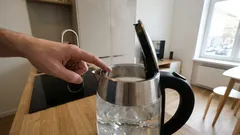 Varför du inte bör koka vatten två gånger: konsekvenserna som man inte talar om