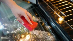 Varken vinäger eller bikarbonat: så rengör du enkelt ugnsglaset från fett med ett husmorsknep