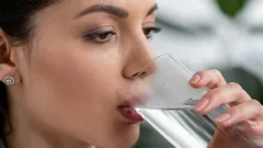 Vi frågade fyra experter om varmt vatten hjälper vid viktnedgång – alla svarade likadant