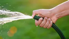 Hur du ökar trycket i trädgårdsslangen utan att ringa en rörmokare – enkla lösningar