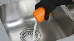 Stoppet i handfatet försvinner på en timme – enkel metod utan att ringa rörmokare