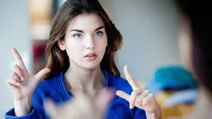 Psykologer: 5 gester som bara smarta människor använder i ett samtal