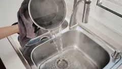 Häll aldrig kokande vatten i diskhon – en rörmokare berättar om konsekvenserna