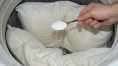 Gulningen försvinner på ett ögonblick: en sked räcker – och kuddarna blir kritvita