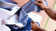 Varför du ska tvätta kläderna ut och in – och när du inte bör göra det: viktiga detaljer