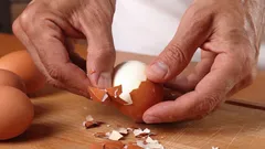 Att skala ägg behöver inte ta lång tid – den här metoden tar bort skalet direkt