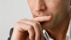 Psykologer: Vad betyder det när någon håller handen för munnen när hen pratar?