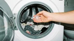 Därför ska du lägga isbitar i tvättmaskinen: ett effektivt hushållsknep