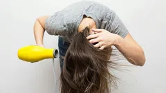 Kan man föna håret med huvudet nedåt? Trikologer ger ett tvetydigt svar