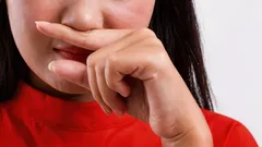 Psykologer: vad betyder det när en person rör vid näsan under ett samtal?