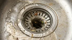 Bara 5 droppar – så forsar vattnet som ett vattenfall: enkelt sätt att rensa stopp i handfatet