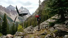 Slutet för solpaneler: vindturbin i ryggsäcken fungerar även när det regnar